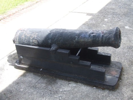 I am not sure the cannons inside the fort all belong here, some are old portugese pieces...