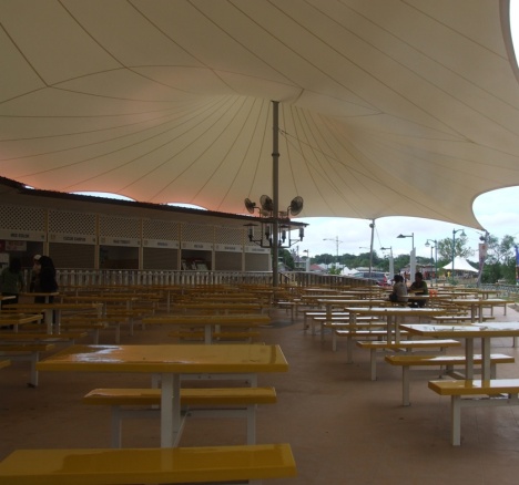 The food courts by the river, the tent structure is quite nice, so it's a pity that it's placing is a nuisance to both tourists and the villagers. 